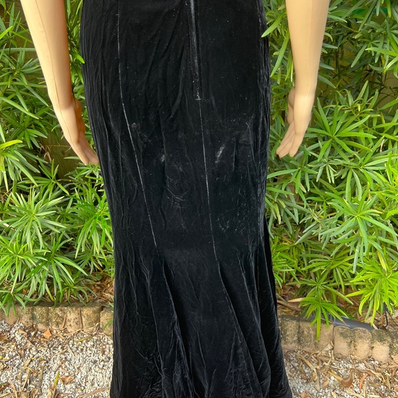 VINTAGE BLACK SILK VELVET MERMAID STYLE SKIRT - Picture 3 of 6